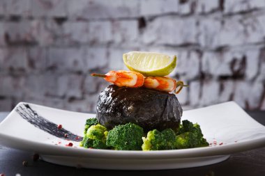 Modern restoran yiyecek. Nori karides ile Dorado fileto