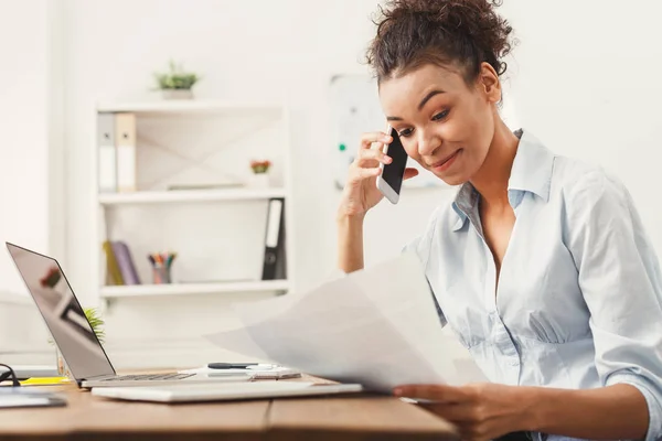 Geschäftsgespräch, telefonische Frauenberatung im Büro — Stockfoto