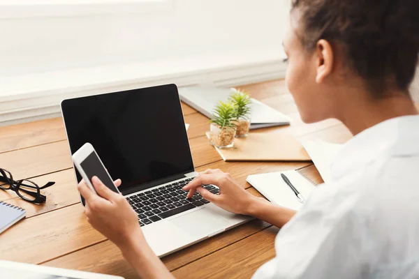 Bakifrån av ung kvinna med laptop med blank skärm — Stockfoto