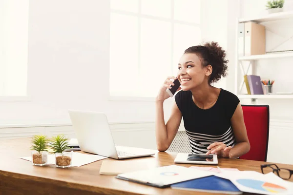Gelukkig zakenvrouw op werk praten over telefoon — Stockfoto