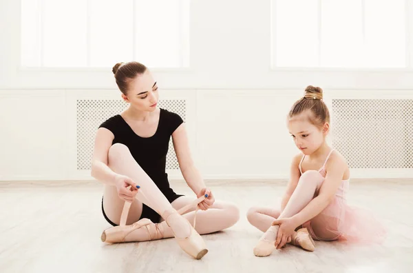 Bambina imparare balletto con insegnante copia spazio — Foto Stock
