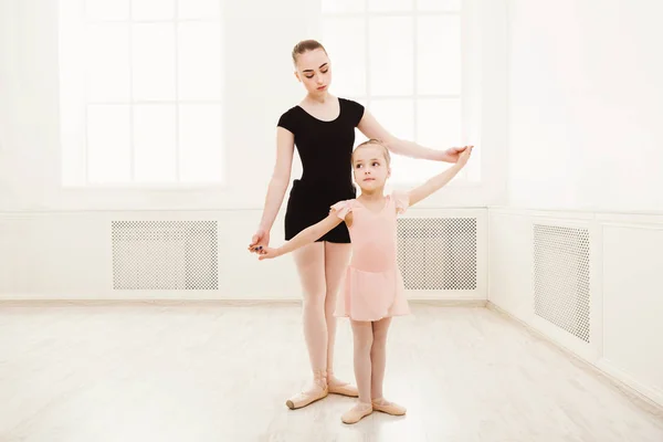 Menina aprende ballet com espaço de cópia do professor — Fotografia de Stock