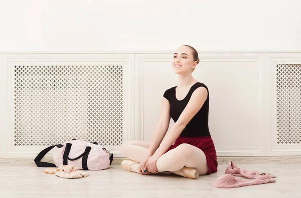 Ballerina zieht Spitzenballettschuhe an, — Stockfoto