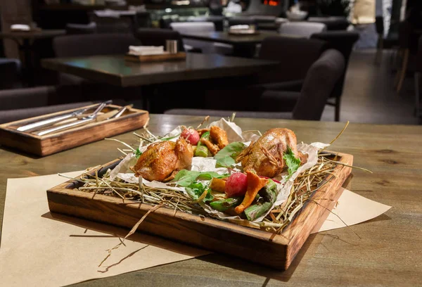 Comida moderna de restaurante. Codornas assadas com espargos e chantere — Fotografia de Stock