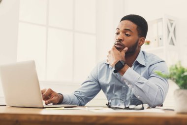 Genç siyah işadamı laptop ile çalışma