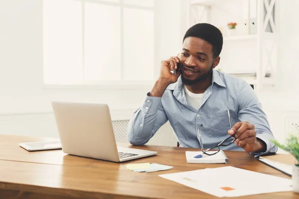 Joven hombre de negocios negro hablando por teléfono móvil —  Fotos de Stock