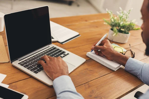 Empresário afro-americano digitando no laptop — Fotografia de Stock