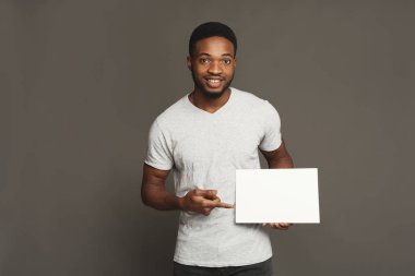 Beyaz boş tahta tutan genç Afro-Amerikan adam resmi