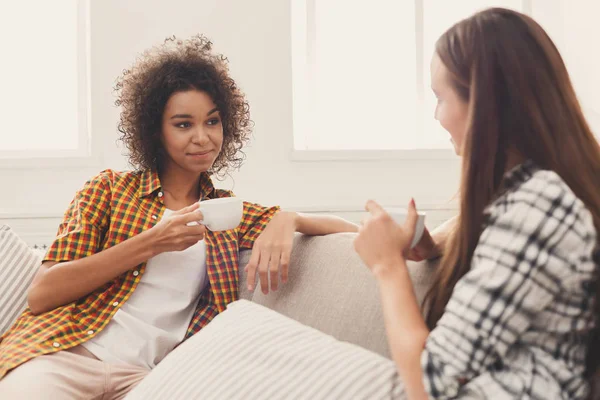 Két fiatal nő meg a kávé beszélget — Stock Fotó