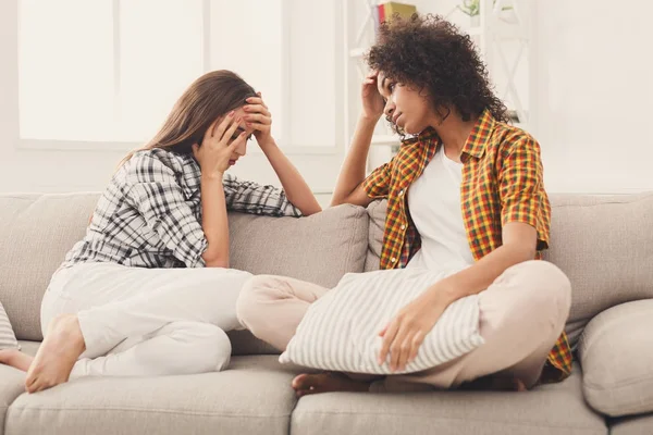 Two women talking about problems at home — Stock Photo, Image