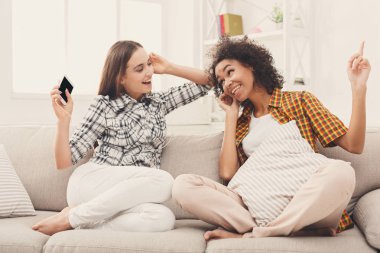 Müzik dinleme ve kulaklık paylaşımı iki kadın