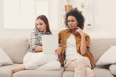 İki şok Bayan arkadaşlar tablet kullanma.