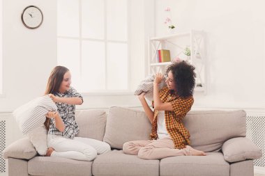 İki genç kadın yastık koltukta mücadele