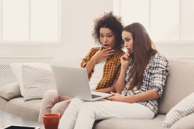İki güzel kadın dizüstü evde kullanma