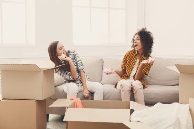 İki genç kadın hareket kutuları açma