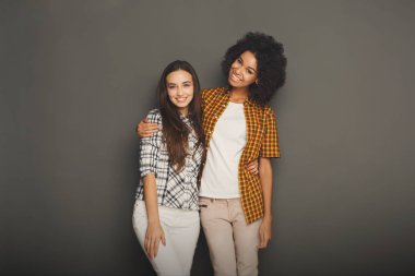 İki kız arkadaşım studio geçmiş vasıl having fun