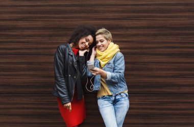 Mutlu arkadaşlar müzik açık havada için dinle