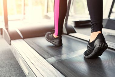 Kadının ayakları üzerinde fitness Club, sağlıklı yaşam koşu bandı