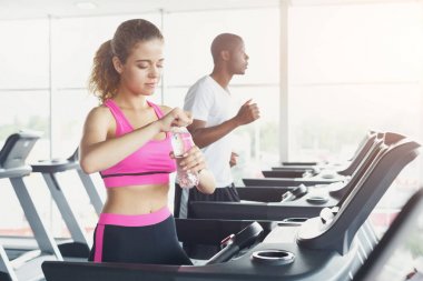 Erkek ve kadın, çift koşu bandı üzerinde spor salonunda