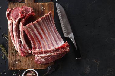 Ham kesilerek rack kuzu ahşap tahta üzerinde