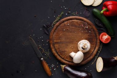 Ahşap arka plan üstten görünüm sebze alanı Kopyala