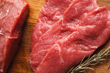 Ham sığır fileto biftek ahşap tahta üzerinde