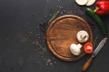 Ahşap arka plan üstten görünüm sebze alanı Kopyala