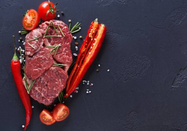 Kaburga eti, baharat ve sebzeler siyah arka plan