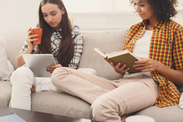 Zwei Freundinnen lesen Bücher zu Hause — Stockfoto
