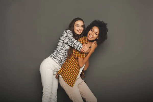 Dos novias divirtiéndose en el fondo del estudio — Foto de Stock