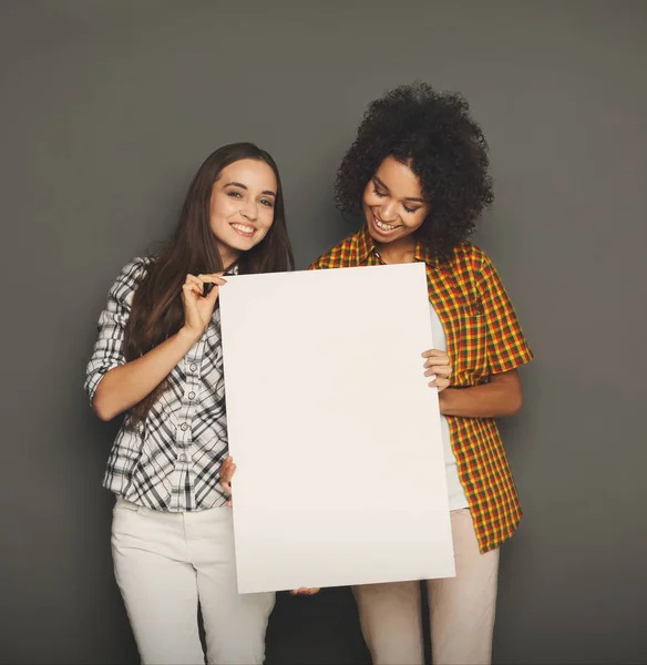 Dos novias sosteniendo banner blanco en blanco — Foto de Stock