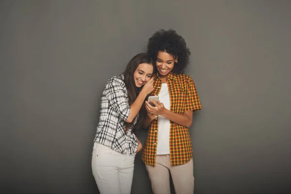 Dos amigas felices usando smartphone —  Fotos de Stock