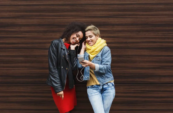 Felices amigas escuchan música al aire libre —  Fotos de Stock