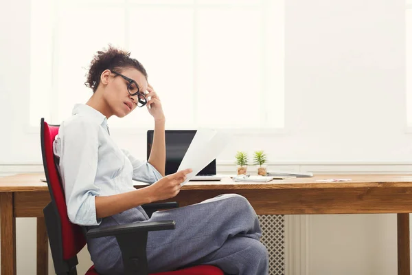 オフィスのデスクトップに怒っているビジネス女性読み取り文書 — ストック写真