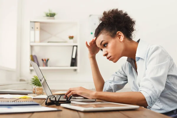 Skoncentrowane kobieta biznesu działa na laptopie w biurze — Zdjęcie stockowe