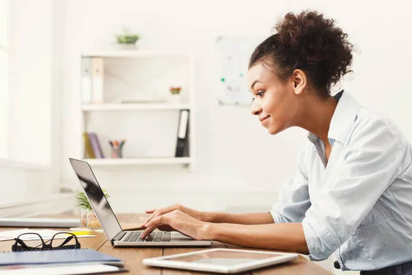 Gelukkig zakenvrouw werken op laptop op kantoor — Stockfoto
