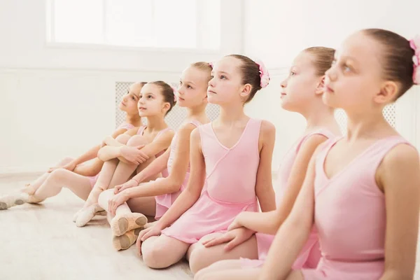 Маленькие балерины в балетной студии — стоковое фото