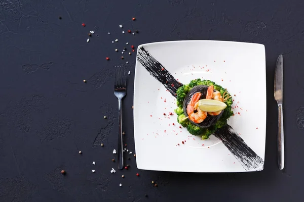 Modern restaurang mat. Dorado filé i nori med räkor — Stockfoto