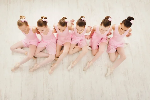 Маленькі дівчата танцюють балет в студії — стокове фото