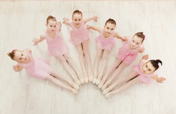 Bambine che ballano balletto in studio — Foto Stock