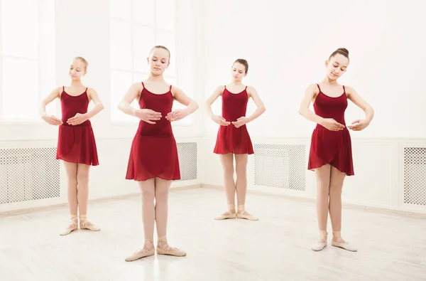 Chicas jóvenes bailando ballet en estudio —  Fotos de Stock