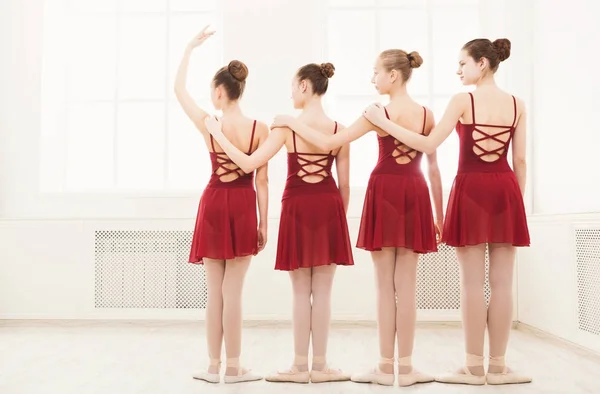 Девушки танцуют балет в студии — стоковое фото