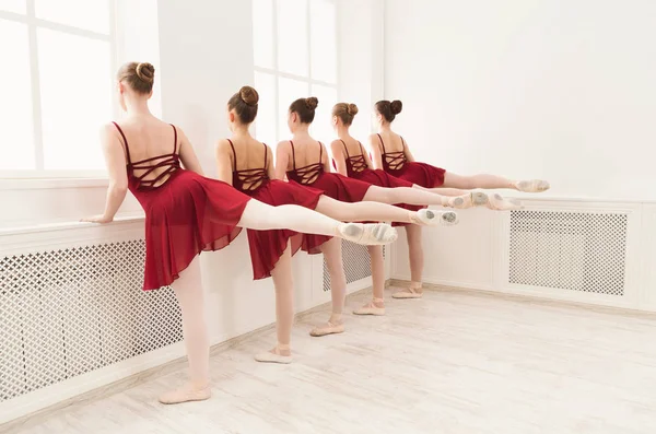 在 studio 中跳芭蕾舞的年轻女孩 — 图库照片