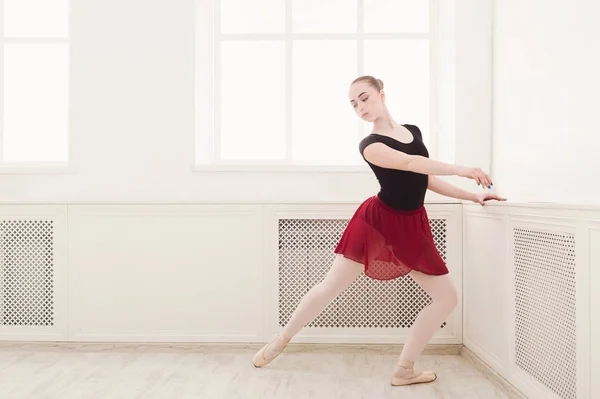 Красивий танець балерини на поінті — стокове фото