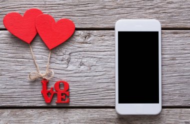 Çift kırmızı kalplerin rustik ahşap cep telefonu
