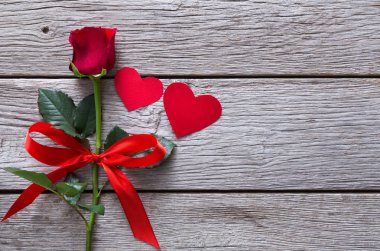 Sevgiliye arka plan kırmızı gül çiçek, kağıt kalpler rustik ahşap üzerine