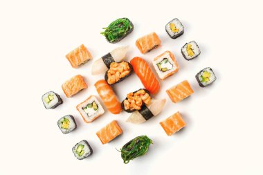 Suşi, maki ve beyaz arka plan üzerinde izole rulo