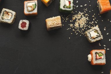 Suşi ve rulo arka plan, siyah, en iyi görünümü karede.