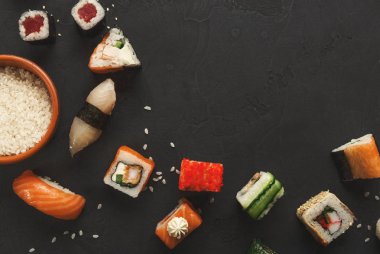 Suşi ve rulo arka plan, siyah, en iyi görünüm portre.