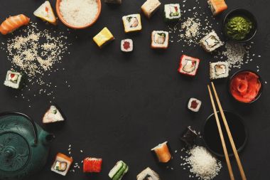 Suşi ve rulo arka plan, siyah, en iyi görünümü karede.